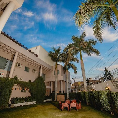 Vip House Hotel Peshawar Bagian luar foto