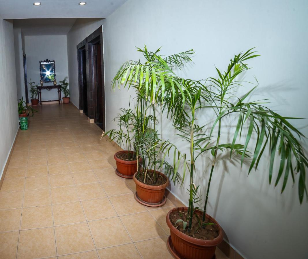 Vip House Hotel Peshawar Bagian luar foto