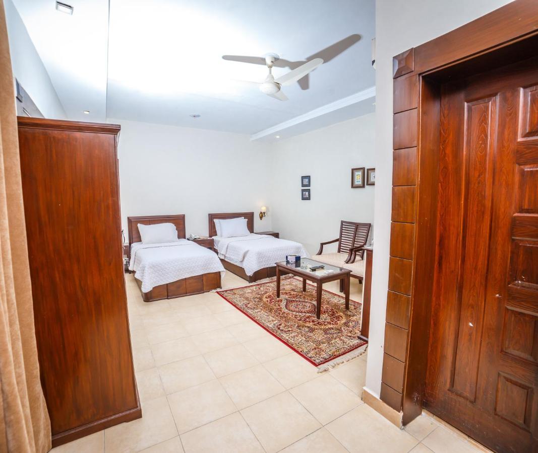 Vip House Hotel Peshawar Bagian luar foto