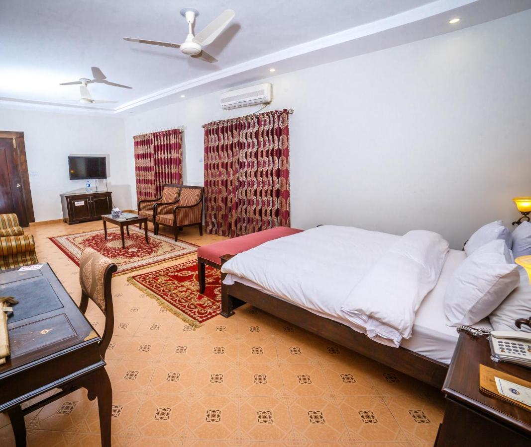 Vip House Hotel Peshawar Bagian luar foto