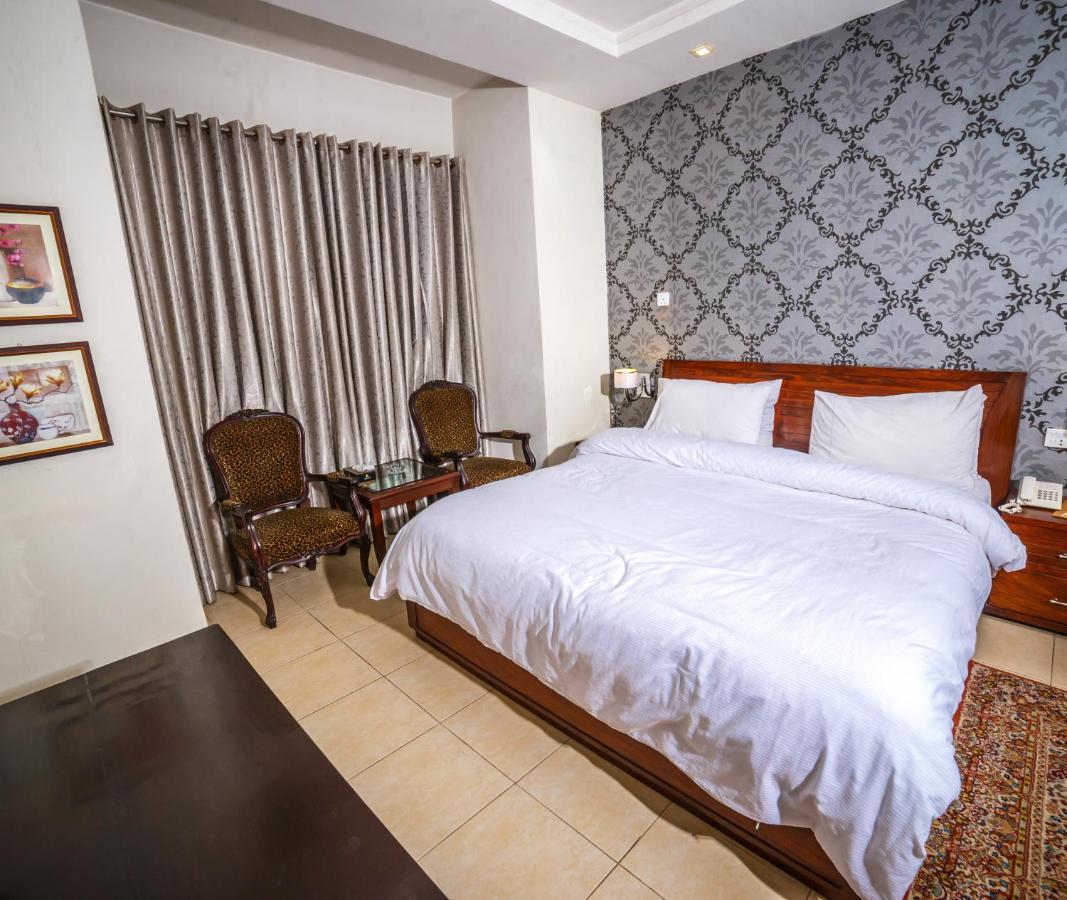 Vip House Hotel Peshawar Bagian luar foto