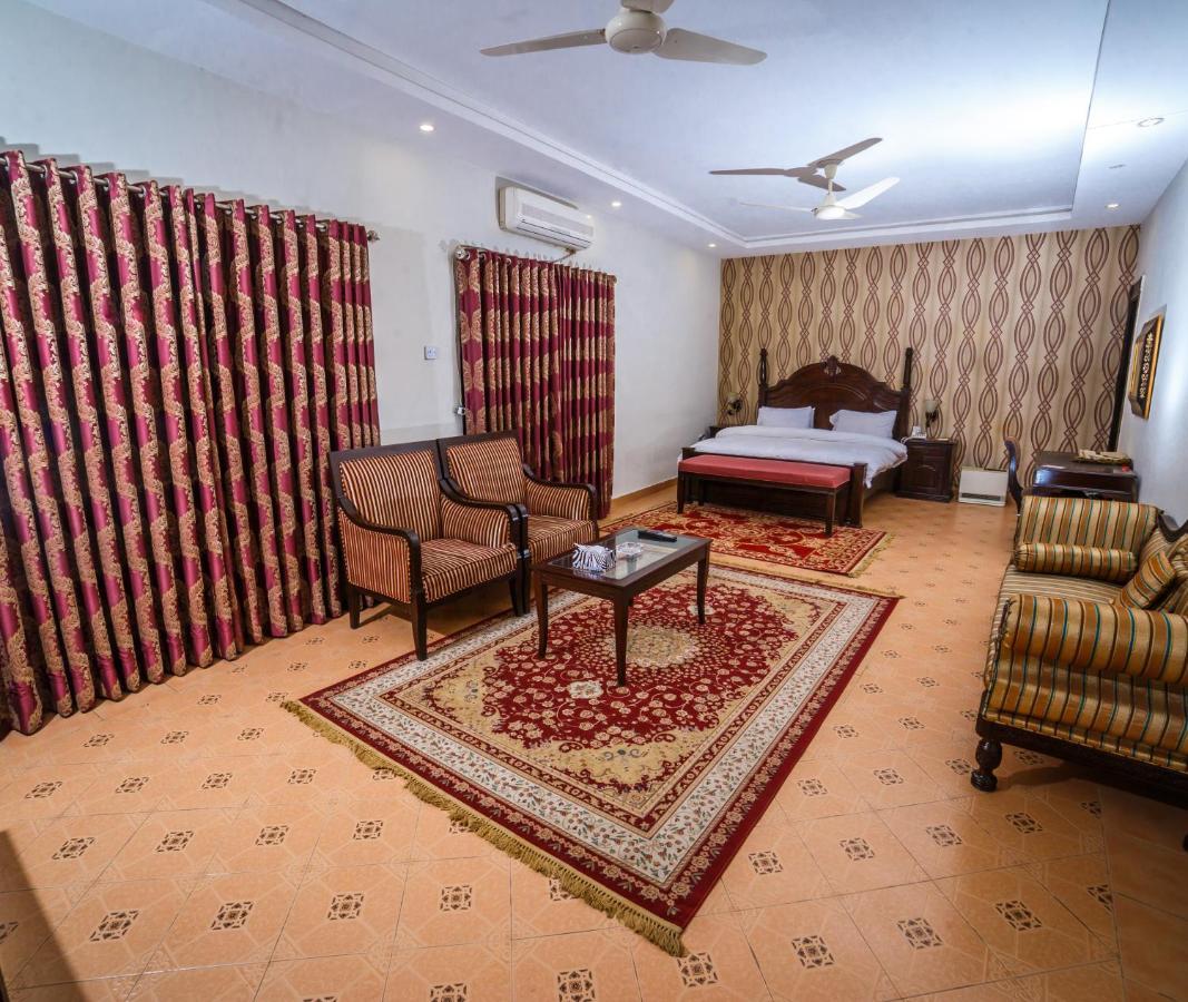 Vip House Hotel Peshawar Bagian luar foto
