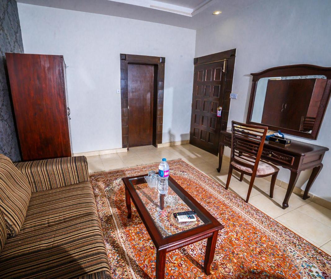 Vip House Hotel Peshawar Bagian luar foto