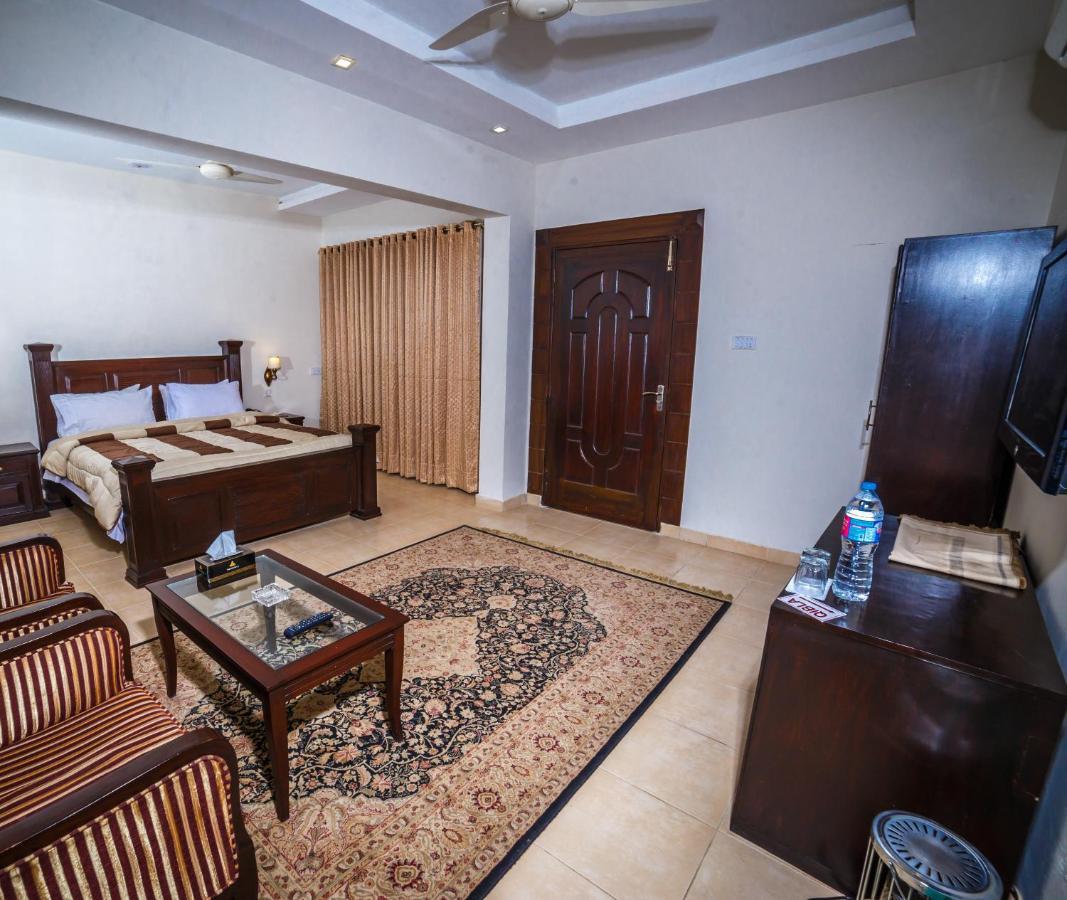 Vip House Hotel Peshawar Bagian luar foto