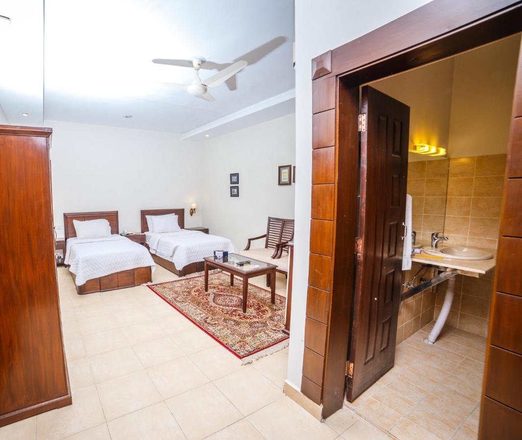 Vip House Hotel Peshawar Bagian luar foto