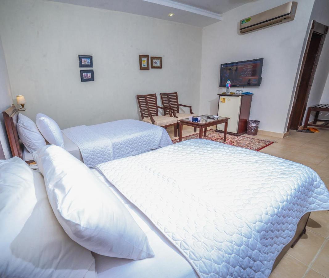 Vip House Hotel Peshawar Bagian luar foto