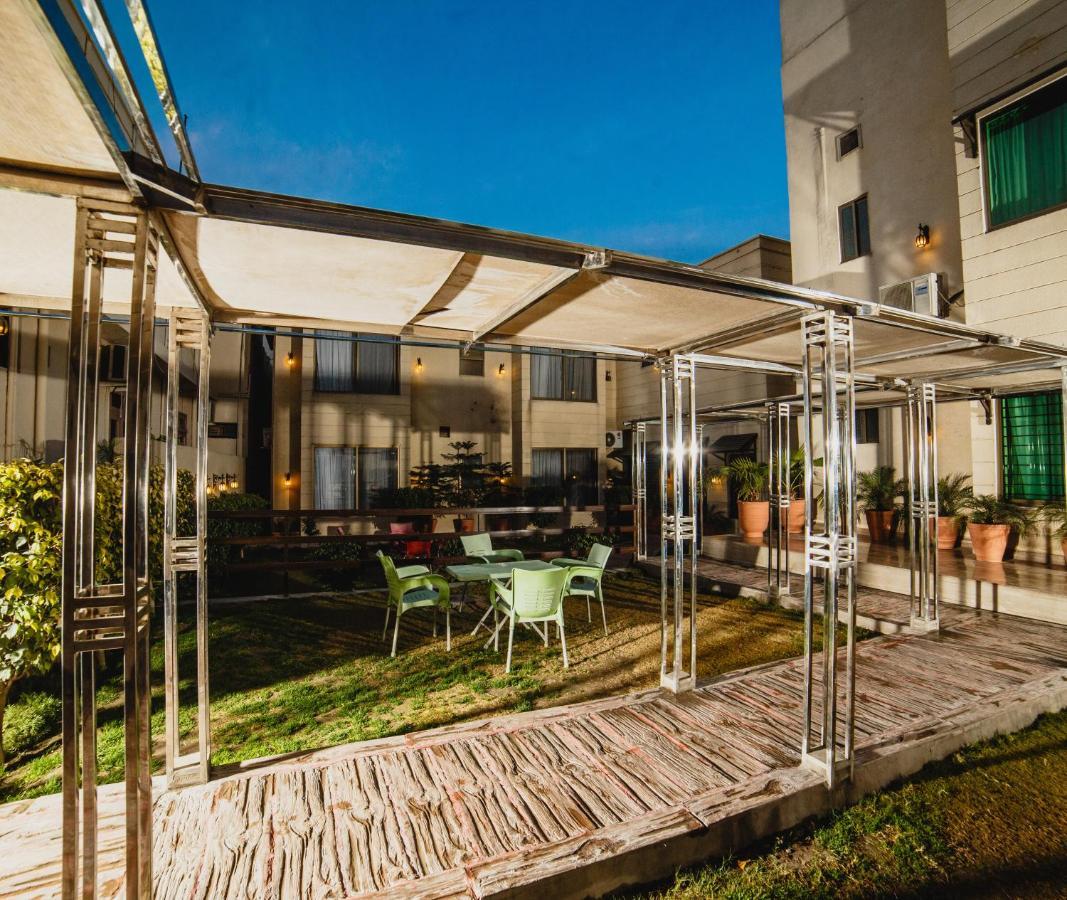 Vip House Hotel Peshawar Bagian luar foto