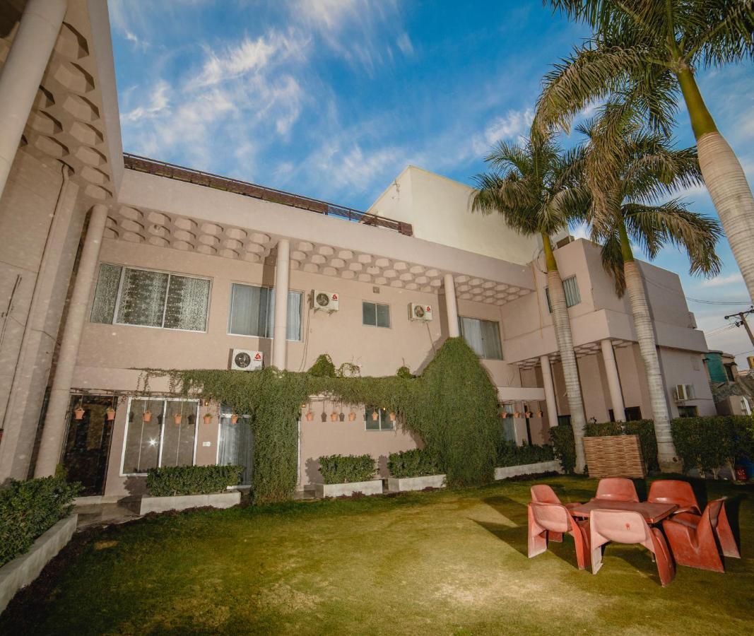 Vip House Hotel Peshawar Bagian luar foto