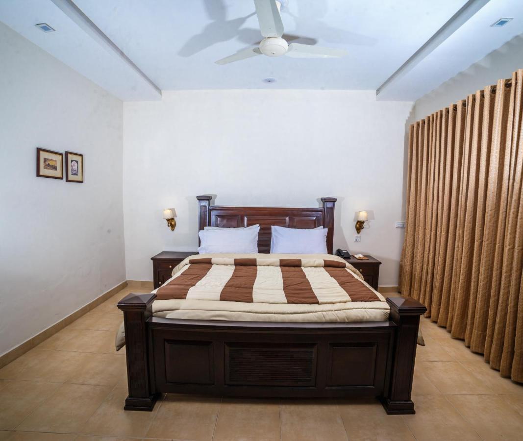 Vip House Hotel Peshawar Bagian luar foto