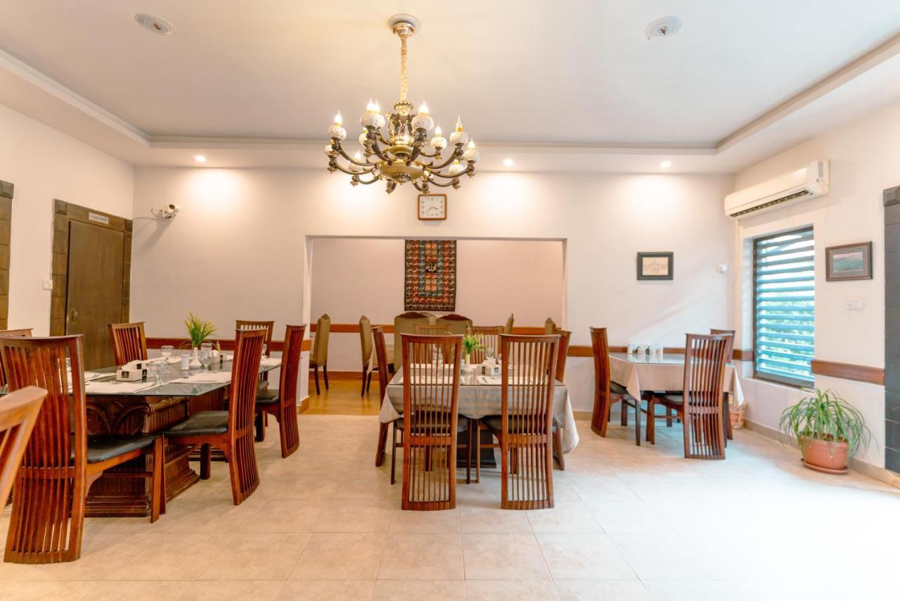 Vip House Hotel Peshawar Bagian luar foto