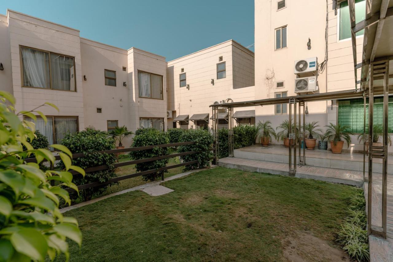 Vip House Hotel Peshawar Bagian luar foto