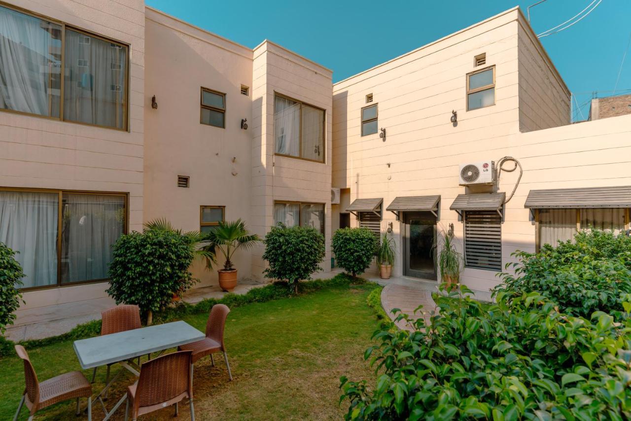 Vip House Hotel Peshawar Bagian luar foto